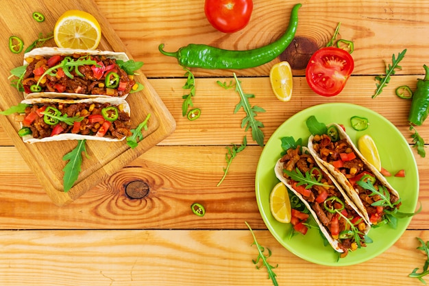 Tacos mexicanos con ternera en salsa de tomate