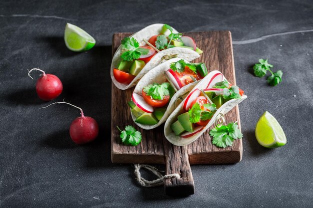 Tacos mexicanos con tomates cherry y rábano