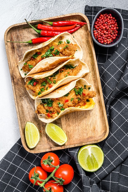 Tacos mexicanos tradicionais com salsa, queijo e pimenta