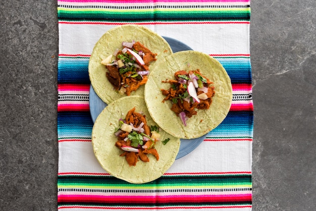 Tacos mexicanos en la vista de la mesa