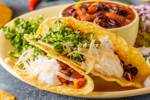 Tacos mit Chili con Carne, Salat, Käse und Sauerrahm