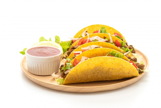 Tacos mit Fleisch und Gemüse isoliert auf weißem Hintergrund