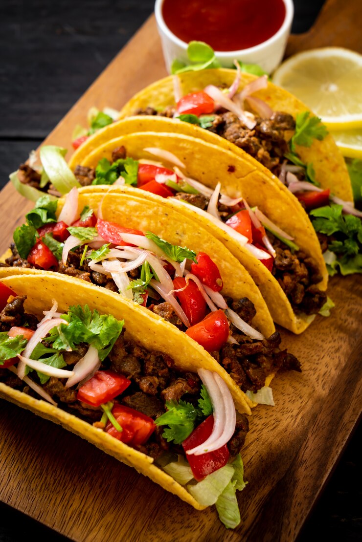 Foto tacos mit fleisch und gemüse