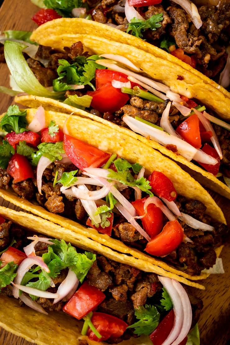 Foto tacos mit fleisch und gemüse