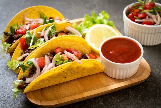 Tacos mit Fleisch und Gemüse