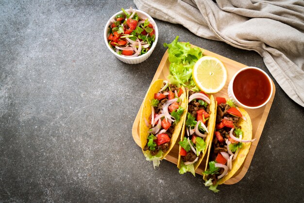 Tacos mit Fleisch und Gemüse