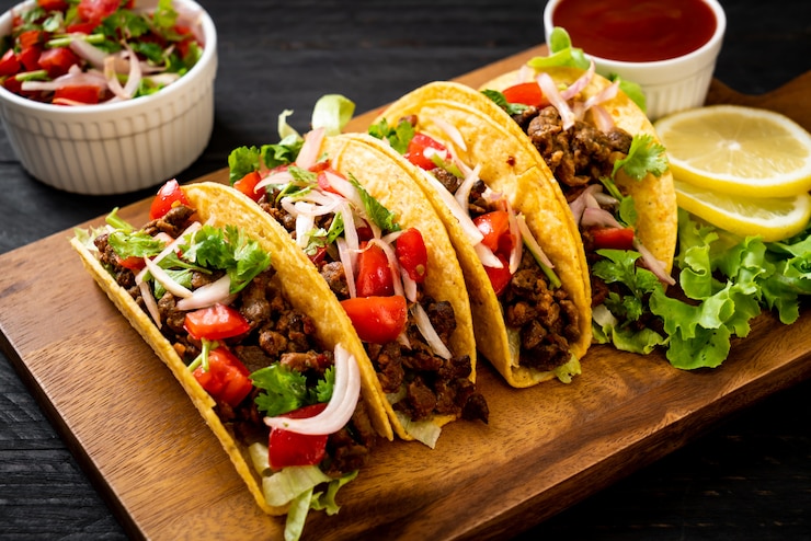Foto tacos mit fleisch und gemüse