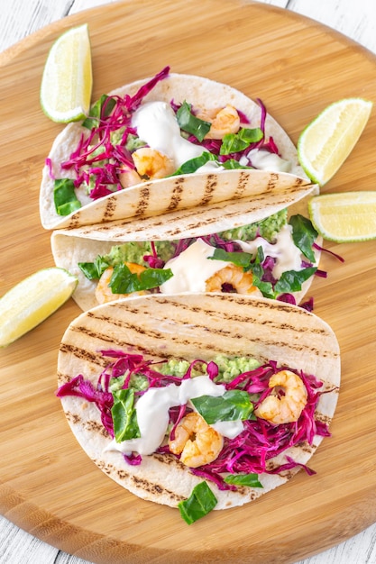 Tacos mit Garnelen und rotem Kohl