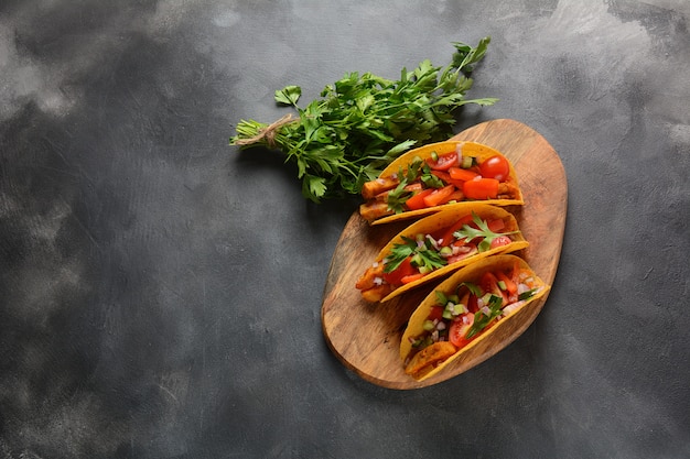 Tacos mit gegrilltem Hähnchen und Gemüse - mexikanische Küche