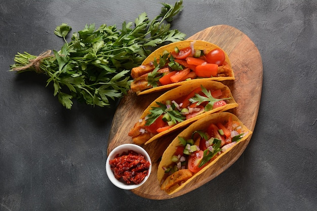 Tacos mit gegrilltem Hähnchen und Gemüse