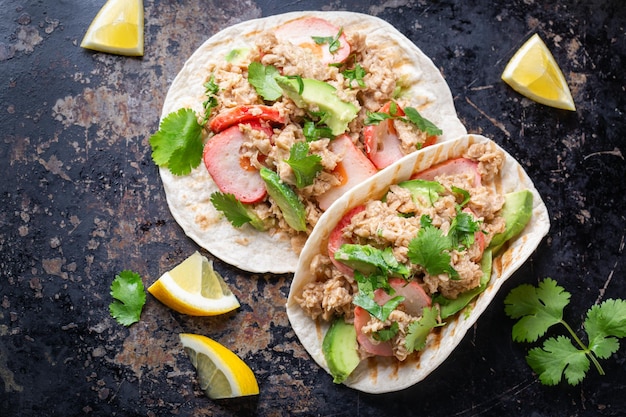 Tacos mit pflanzlichem Thunfisch in Dosen und veganen Krabben