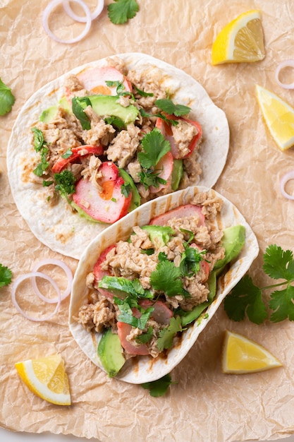 Tacos mit pflanzlichem Thunfisch in Dosen und veganen Krabben