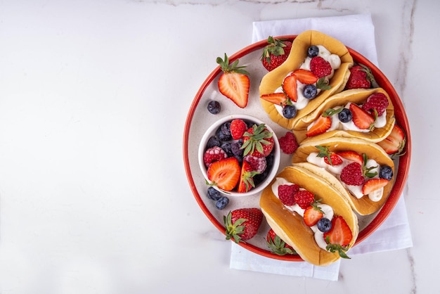 Tacos de panqueque tacos de desayuno dulces con crema batida y bayas