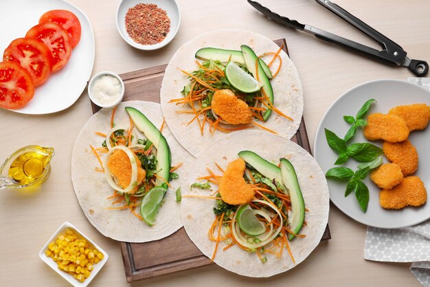 Tacos de pescado con relleno sobre fondo de madera