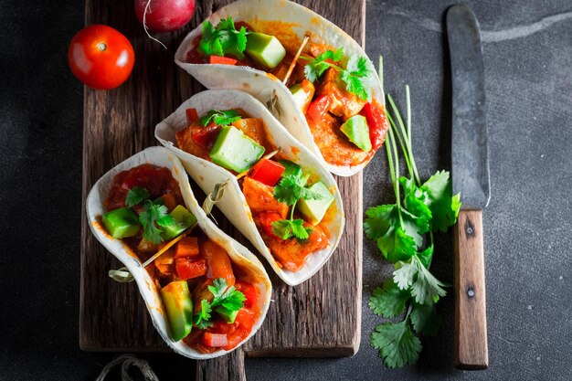 Tacos picantes com abacate, limão e molho de tomate