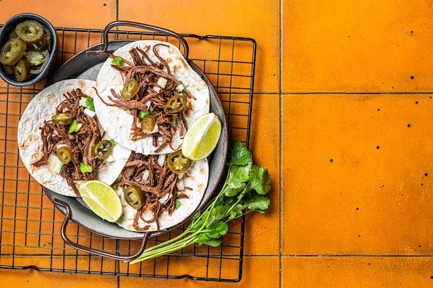 Tacos picantes de barbacoa de carne com coentro e cebola Fundo laranja Vista superior Copie o espaço