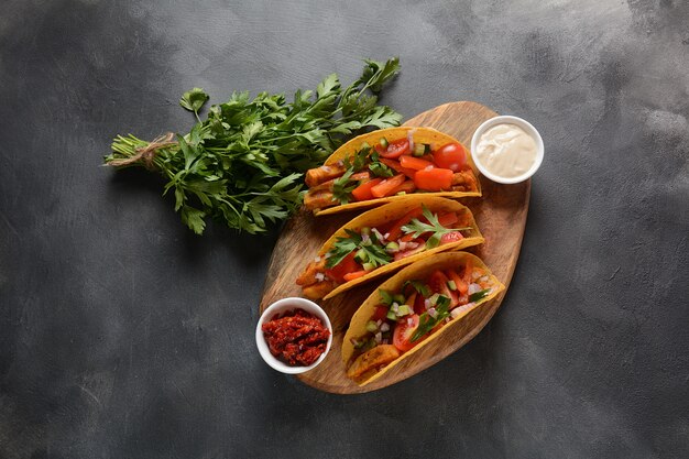 Tacos con pollo a la parrilla y verduras - estilo comida mexicana