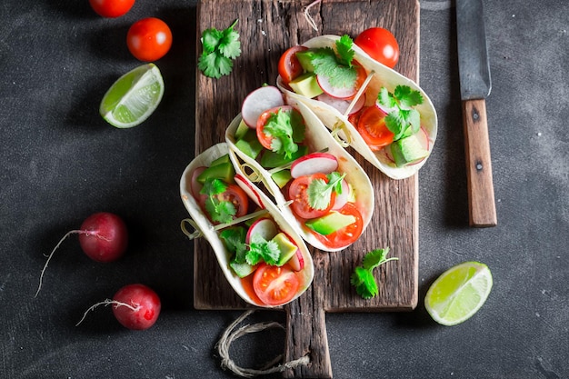 Tacos saludables con tomates cherry y rábano