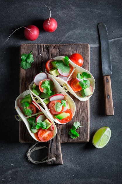 Tacos saludables con verduras frescas y lima