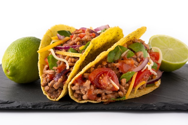 Tacos tradicionales mexicanos con carne y verduras aisladas sobre un fondo blanco