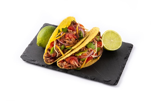 Tacos tradicionales mexicanos con carne y verduras aisladas sobre un fondo blanco