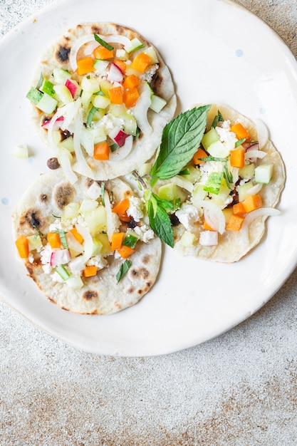 Tacos de vegetales doner kebab taco de pan plano en la mesa comida saludable bocadillo copia espacio comida