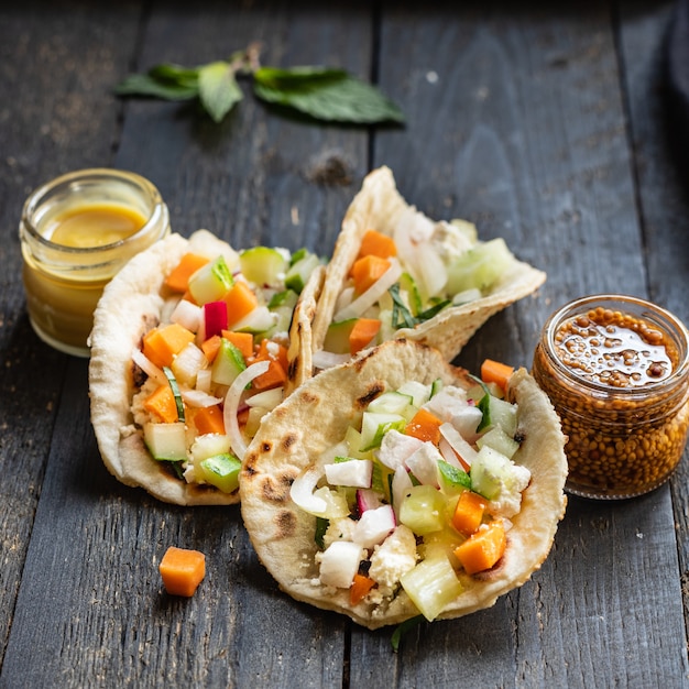 Tacos vegetales doner kebab taco de pan plano en la mesa comida sana comida snack copia espacio comida