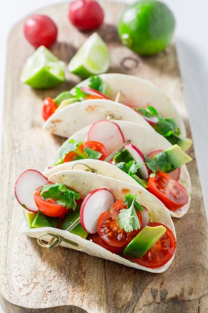 Tacos vegetarianos com tomate cereja e rabanete