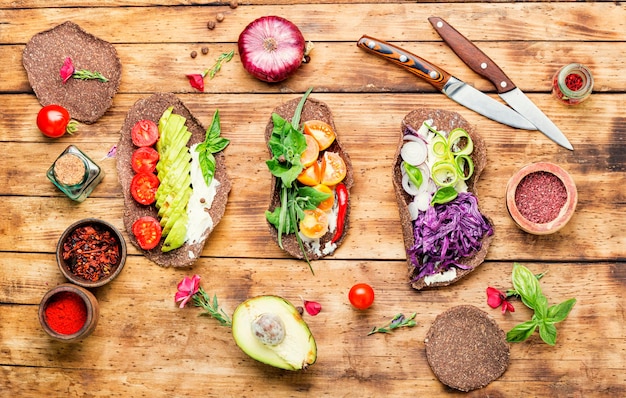 Tacos de verduras o tortilla con verduras frescas