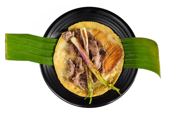 Tacos Zocalo Steak mit gegrilltem Käse auf schwarzem Teller isoliert auf weißem Hintergrund Seitenansicht