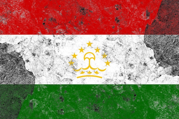 Tadschikistan-Flagge auf einer beschädigten alten Betonwandoberfläche