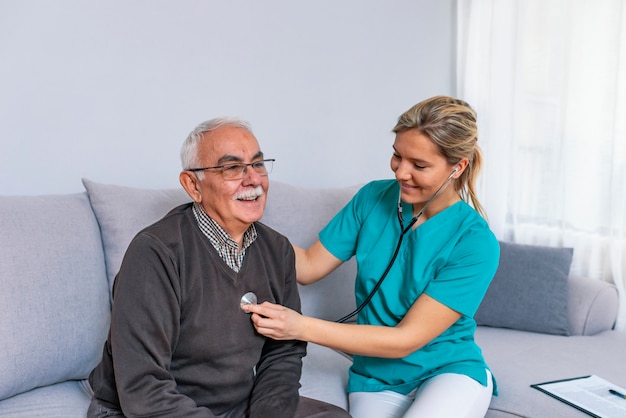 Tägliche routine. selektiver fokus auf einem ruhigen doktor, der ihr stethoskop und schauen verwendet