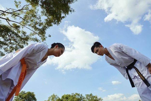 Taekwondo-Athleten machen einen langsamen Bogen