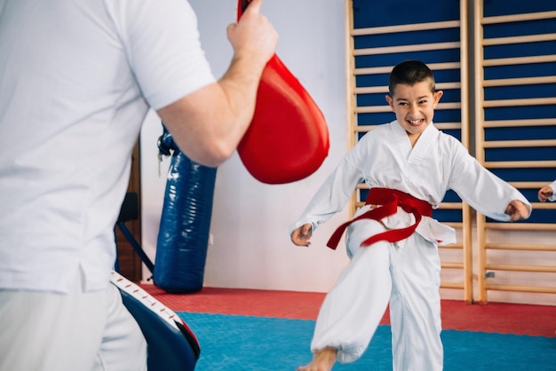 Taekwondo-Lehrer mit kleinem Jungen