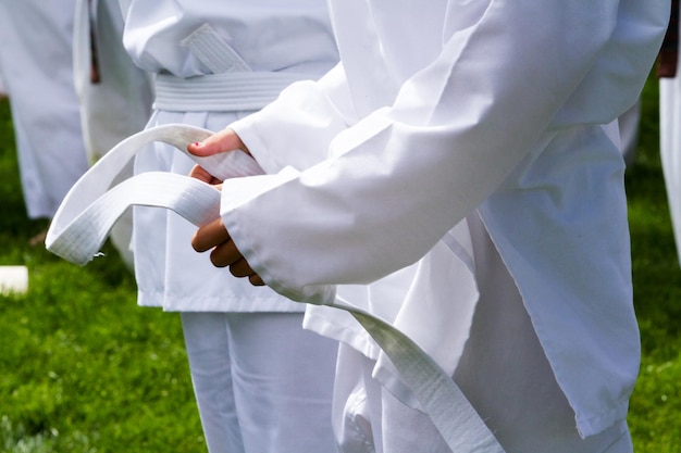 Taekwondo-Schüler, der im Park übt.