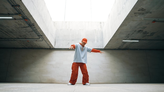 Tänzer genießen Übung Breakdance oder Freestyle im Gebäude Sprightly