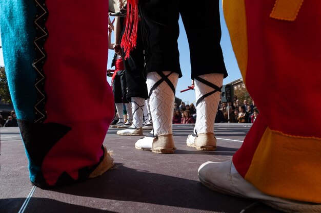 Tänzer und Botargas bei einem traditionellen Fest in der Provinz Guadalajara, Spanien