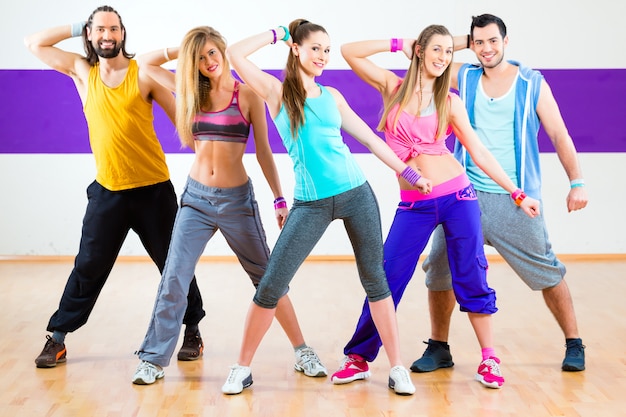Tänzerin beim Zumba Fitnesstraining im Tanzstudio