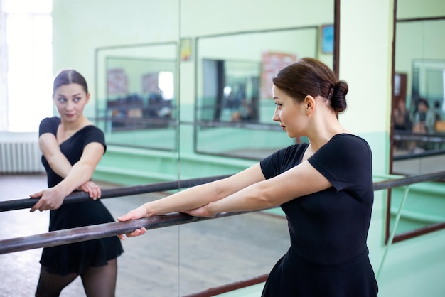 Tänzerin bereitet allein im Tanzsaal eine neue Aufführung vor und beherrscht ihre Fähigkeiten in der Choreografie Tanzen lernen