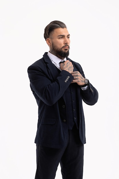 Tätowiertes männliches Model in formeller Kleidung mit Krawatte