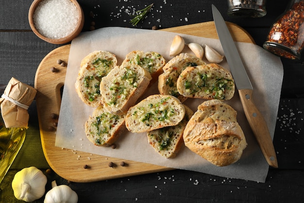 Tafel geröstetes Knoblauchbrot auf hölzernem Hintergrund, Draufsicht