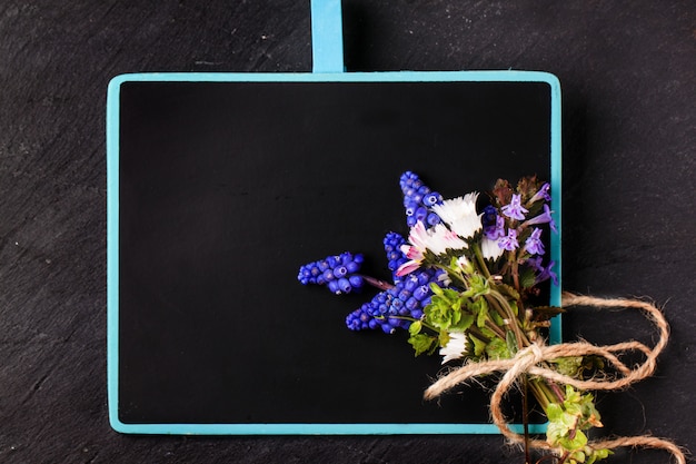 Tafel mit Blumen