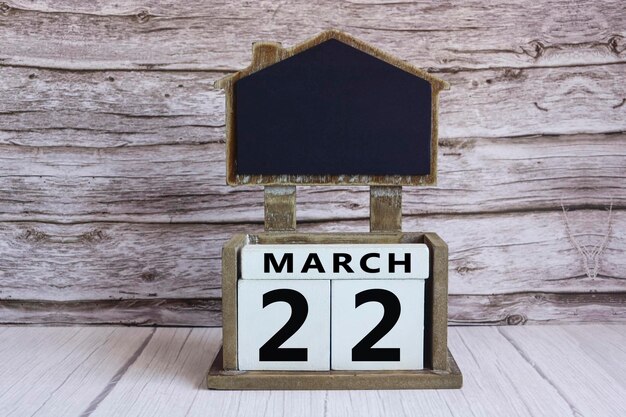 Tafel mit dem Datum des Marsches auf einem weißen Würfelblock auf einem Holztisch