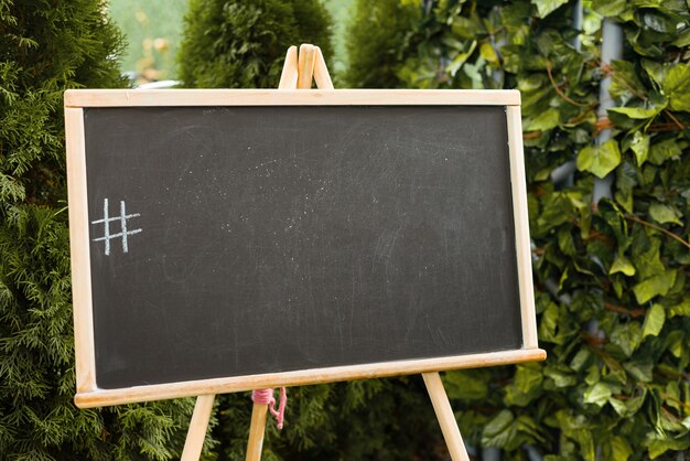 Foto tafel mit einem darauf gezeichneten hashtag