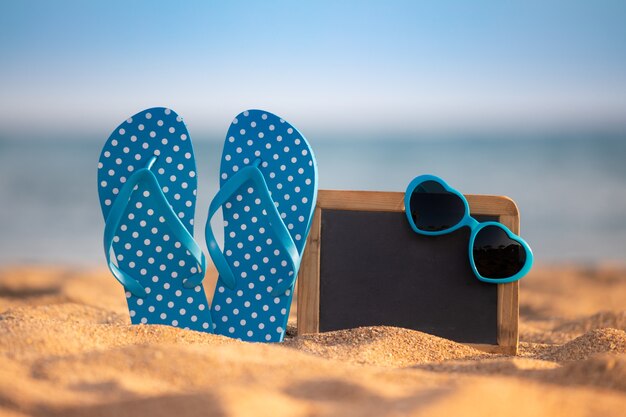 Tafel mit Kopierraum am Strand