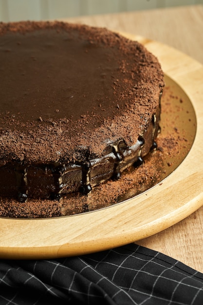 Tafel mit leckerem leckeren Kuchen auf dem Tisch