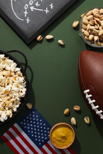 Tafel mit Rugby-Strategieschüssel Popcorn und Flagge