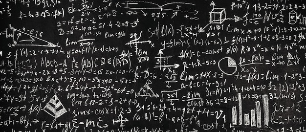 Tafel mit wissenschaftlichen Formeln und Berechnungen in Physik und Mathematik beschriftet