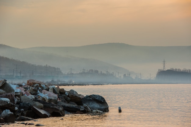 Tag am Baikalsee. Frühlingsschwimmen von Eis.