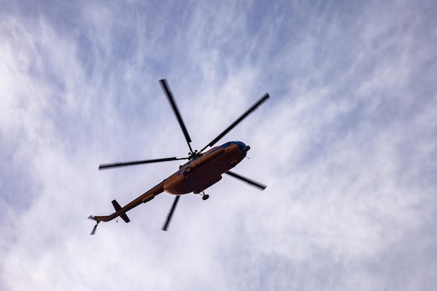 Tag der Marine der russischen Marineparade Hubschrauber bei bewölktem Himmel